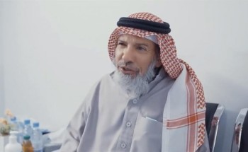 بينهما 55 عاماً..شاهد: مواطن يتذكر تطعيم الجدري أثناء تلقيه لقاح كورونا بينهما 55 عاماً..شاهد: مواطن يتذكر تطعيم الجدري أثناء تلقيه لقاح كورونا