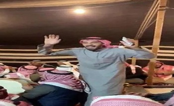 بالفيديو: مواطنين يؤدون عرضة السامري في خيمة بـ”حائل” بالفيديو: مواطنين يؤدون عرضة السامري في خيمة بـ”حائل”