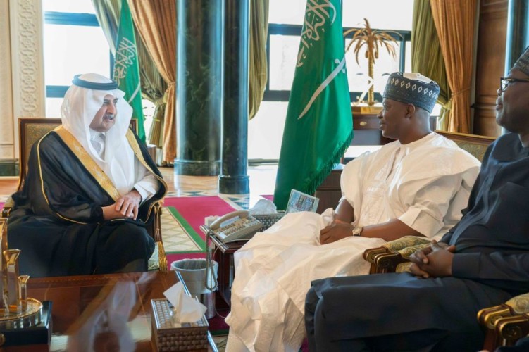 أمير تبوك يستقبل القنصل العام لجمهورية غانا ويبحث الموضوعات المشتركة
