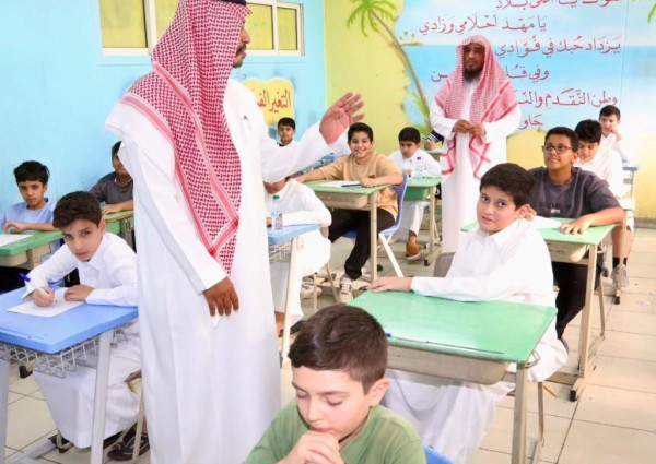 «وكيل التعليم العام» يشارك طلاب الرياض يومهم الدراسي ويطمئن على سير الاختبارات «وكيل التعليم العام» يشارك طلاب الرياض يومهم الدراسي ويطمئن على سير الاختبارات