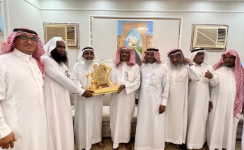 شيخ المحلة غوان “أحمد بن علي ربيع” وأعيان القرية ومجموعة من الإعلاميين يزورون منزل الفنان التشكيلي “قالب إدريس الدلح” في بيش العليا شيخ المحلة غوان “أحمد بن علي ربيع” وأعيان القرية ومجموعة من الإعلاميين يزورون منزل الفنان التشكيلي “قالب إدريس الدلح” في بيش العليا