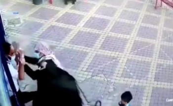القبض على شخصين اعتديا على حارس أمن لمنعهما من دخول أحد المجمعات التجارية القبض على شخصين اعتديا على حارس أمن لمنعهما من دخول أحد المجمعات التجارية