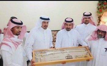 “الشيخ عبيد بن ربدان  الشويلعي” يقيم مأدبة عشاء على شرف سعادة ” اللواء عبد الهادي القلادي في منزله بـ”البادية”