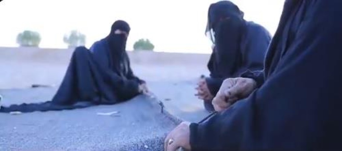 رغم انقراضها .. بالفيديو: مسنات في عرعر يداومن على مهنة حياكة بيوت الشعر اليدوية