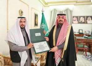 أمير الحدود الشمالية يكرم مواطناً تبرع بكليته لصديقه أمير الحدود الشمالية يكرم مواطناً تبرع بكليته لصديقه