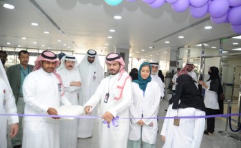 مدير عام مستشفى الملك فهد الجامعي بالخبر يفتتح معرض توعوي بمناسبة اليوم العالمي للزهايمر مدير عام مستشفى الملك فهد الجامعي بالخبر يفتتح معرض توعوي بمناسبة اليوم العالمي للزهايمر