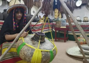 شاهد: سعودية تنشأ متحف داخل منزلها يحتوي على قطع أثرية ومتعلقات المرأة بجازان شاهد: سعودية تنشأ متحف داخل منزلها يحتوي على قطع أثرية ومتعلقات المرأة بجازان