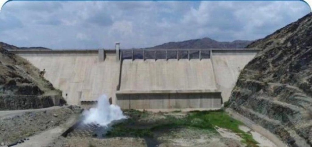 فرع وزارة البيئة والمياه والزراعة بمنطقة جازان يغلق بوابات سد وادي بيش