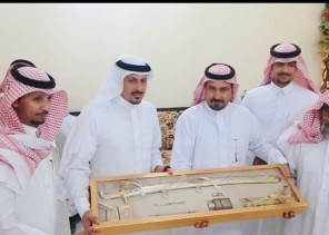 “الشيخ عبيد بن ربدان  الشويلعي” يقيم مأدبة عشاء على شرف سعادة ” اللواء عبد الهادي القلادي في منزله بـ”البادية”