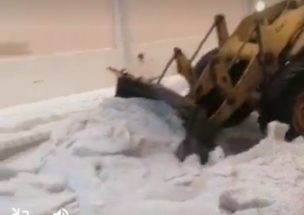 في مشهد نادر الحدوث.. شاهد.. إزالة البرد من شوارع بريدة بالمعدات الثقيلة في مشهد نادر الحدوث.. شاهد.. إزالة البرد من شوارع بريدة بالمعدات الثقيلة