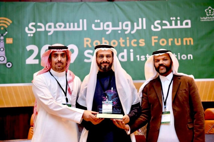 تكريم القرني في منتدى الروبوت السعودي
