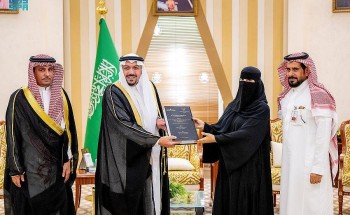 أمير منطقة القصيم يستقبل الدكتورة شيمة المطيري التي قدمت إهداءً لسموه وهو نسخة من رسالتها للدكتوراه أمير منطقة القصيم يستقبل الدكتورة شيمة المطيري التي قدمت إهداءً لسموه وهو نسخة من رسالتها للدكتوراه