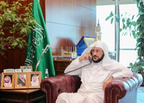 عبر أتصال .. وزير الشؤون الإسلامية يواسي أسرة الراحل “مؤذن جامع العبدالقادر بالرياض المتوفى بكورونا “ عبر أتصال .. وزير الشؤون الإسلامية يواسي أسرة الراحل “مؤذن جامع العبدالقادر بالرياض المتوفى بكورونا “