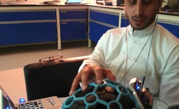 أربعة سعوديون يخترعون خوذة ذكية لخدمة مرضى الشلل التام أربعة سعوديون يخترعون خوذة ذكية لخدمة مرضى الشلل التام