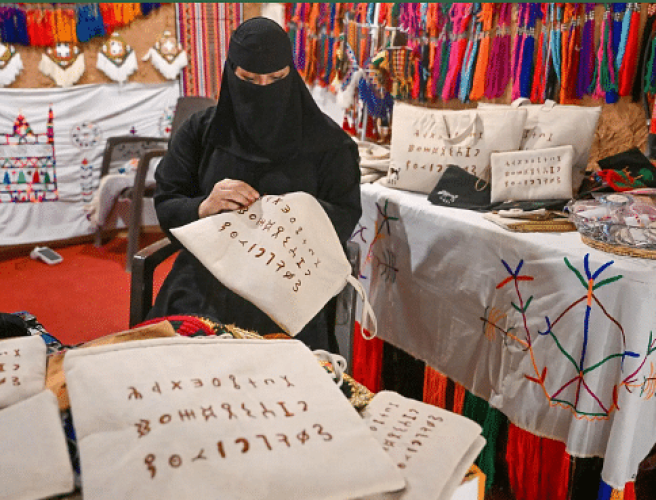 منها النقش الثمودي .. العروض اليدوية تجذب زوار مهرجان بيت حائل في نسخته الثانية