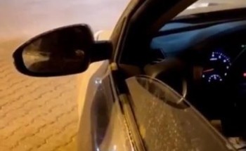 شاهد .. لحظة تحرير رجال الأمن مخالفة بحق فتاة قادة مركبتها أثناء منع التجول في المملكة شاهد .. لحظة تحرير رجال الأمن مخالفة بحق فتاة قادة مركبتها أثناء منع التجول في المملكة