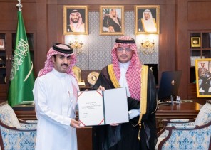 «تقديرا لمبادرته الإنسانية».. محافظ الأحساء يكرّم مواطنًا تبرع بكليته لأحد أصدقائه «تقديرا لمبادرته الإنسانية».. محافظ الأحساء يكرّم مواطنًا تبرع بكليته لأحد أصدقائه