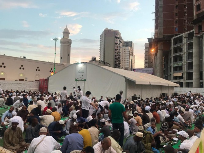 قافلة أبناء الشهداء توزع أكثر من 20 الف وجبة صدقة عن شهداء الواجب في رمضان ‏