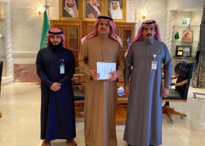 مدير شعبة حفر الباطن يزور محافظ حفر الباطن ويسلمه التقرير المعد للشعبة مدير شعبة حفر الباطن يزور محافظ حفر الباطن ويسلمه التقرير المعد للشعبة