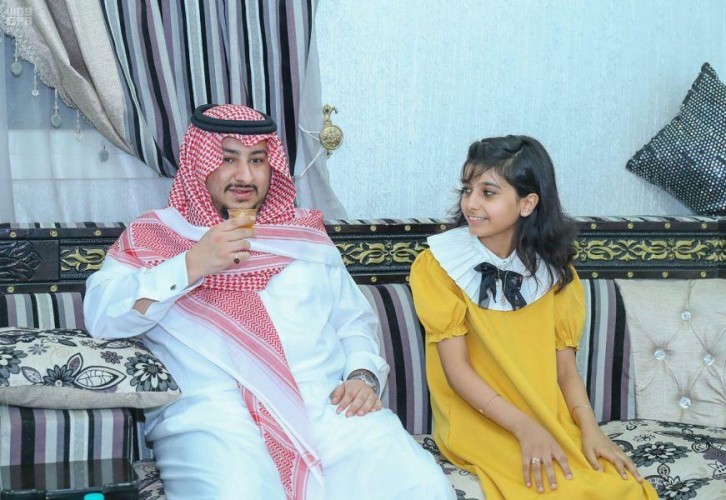 نائب أمير الجوف يزور الطفلة رواند المتعافية من السرطان في منزلها بسكاكا