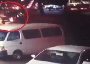 شاهد.. شاب يغامر بروحه وحياته من أجل إنقاذ امرأة وأطفالها على طريق بـ”رفحاء” شاهد.. شاب يغامر بروحه وحياته من أجل إنقاذ امرأة وأطفالها على طريق بـ”رفحاء”
