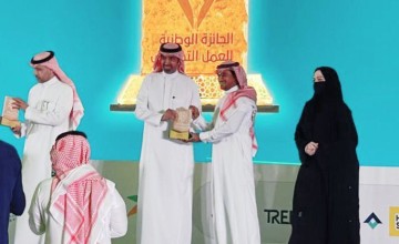 وزير الموارد البشرية يكرم فريق فرسان الصفة التطوعي بجمعية التنمية بقباء