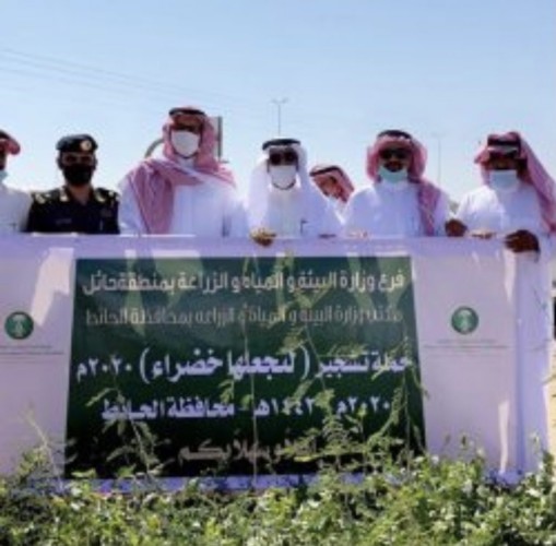 تحت شعار”لنجعلها خضراء” .. محافظ محافظة الحائط “محمد بن مطلق القنون” يقوم بتدشين حملة التشجير