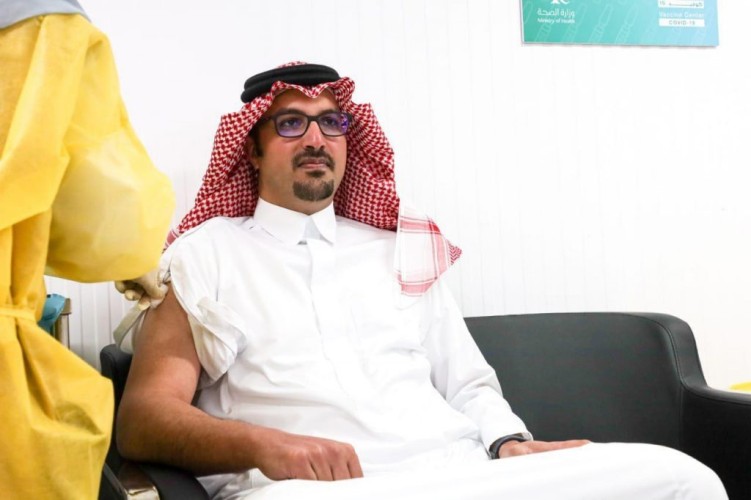 سمو الأمير فيصل بن سلمان يُدشن مركز لقاحات كورونا بالمدينة المنورة