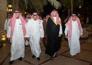 نائب أمير الشرقية يقدم التعازي لعائلة الانصاري نائب أمير الشرقية يقدم التعازي لعائلة الانصاري