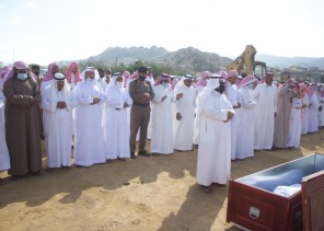 رئيس مركز بحر أبو سكينة يستقبل جثمان شهيد الواجب ” المرضي “ رئيس مركز بحر أبو سكينة يستقبل جثمان شهيد الواجب ” المرضي “