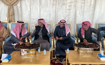 «راعي وادي النعم سليمان بن عناضل وأخوانه» يُهدي قعدان لـ عبد الرحمن بن براك وفهد بن ناهس تكريمًا لجهودهم في جادة حائل للإبل