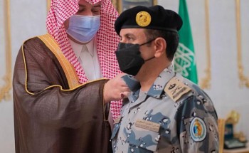 سمو أمير الحدود الشمالية يقلد مساعد قائد حرس الحدود بالمنطقة رتبته الجديدة سمو أمير الحدود الشمالية يقلد مساعد قائد حرس الحدود بالمنطقة رتبته الجديدة