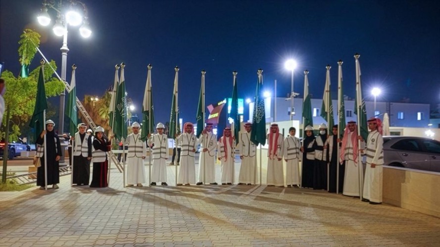 تعزيزاً للانتماء الوطني.. سكان الرياض يساهمون في تركيب أعلام التأسيس بالميادين والساحات