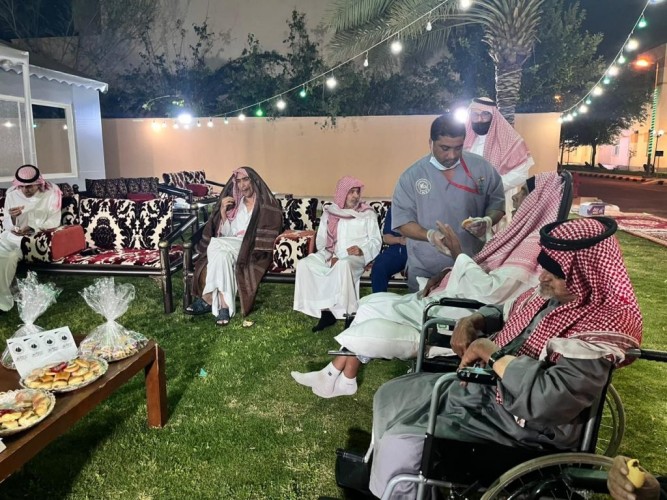 بمبادرة من الفريق التطوعي بنادي الجبلين دار الرعاية الاجتماعية بحائل يُقيم حفل المعايدة للآباء