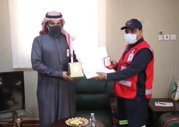 مدير عام الهلال الأحمر بالجوف يكرم بعض الموظفين المميزين