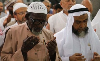 صور مؤثرة لجموع المصلين والمعتمرين في ليلة 27 رمضان بالحرم المكي صور مؤثرة لجموع المصلين والمعتمرين في ليلة 27 رمضان بالحرم المكي