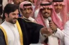 شاهد: عريس حائل نواف بن زبنه يرمي شماغه وسط العرضة في لحظة عفوية احتفالًا بزواجه