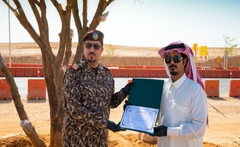 قائد القوات الخاصة للأمن البيئي يكرم ناشطا بيئيا قائد القوات الخاصة للأمن البيئي يكرم ناشطا بيئيا