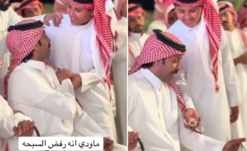 شاهد .. شاعر المحاورة تركي الميزاني يرفض هدية “سبحة” من طفل صغير ويقسم الآراء بين مؤيد وناقد شاهد .. شاعر المحاورة تركي الميزاني يرفض هدية “سبحة” من طفل صغير ويقسم الآراء بين مؤيد وناقد