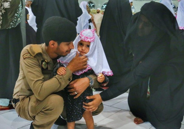 صور ترصد مواقف جميلة لرجال الأمن تجاه ضيوف بيت الله الحرام