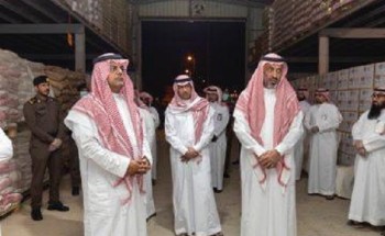 محافظ حفر الباطن يتفقد مستودعات جمعية البر محافظ حفر الباطن يتفقد مستودعات جمعية البر