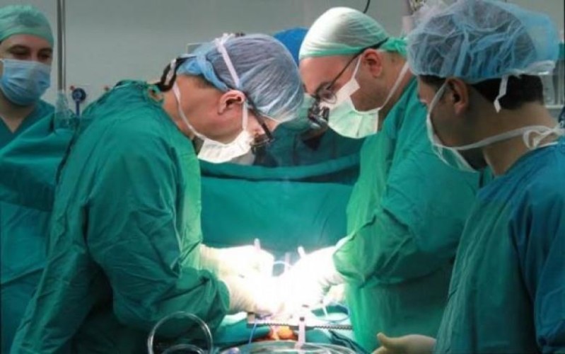 شاب يتبرع لجدته بإحدى كليتيه وينهي معاناتها مع غسيل الكلى