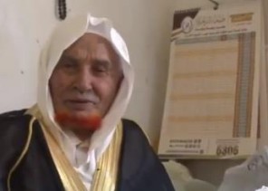 رغم تجاوزه الـ 80 عاماً .. بالفيديو: مواطن يتغلب على شيخوخته ويمارس التجارة في عسير