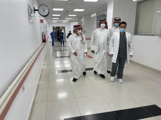 مدير عام شؤون المستشفيات بوزارة الصحة يزور تخصصي تبوك
