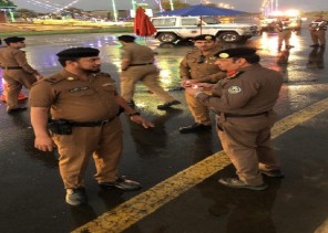 قائد القوة الخاصة لأمن الطرق بمنطقة جازان العقيد العقيبي في زيارة لنقاط المنع بمحافظة صامطة قائد القوة الخاصة لأمن الطرق بمنطقة جازان العقيد العقيبي في زيارة لنقاط المنع بمحافظة صامطة