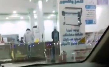 بالفيديو: ولي أمر طالبة ذهب لشراء ملزمة لـ”ابنته” وأراد دفع قيمتها .. فكانت المفاجأة من المعلمة تنتظره!