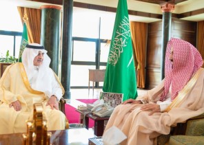«أمير تبوك» يستقبل مدير فرع الرئاسة العامة لهيئة الأمر بالمعروف والنهي عن المنكر ويهنئه بتكليفه