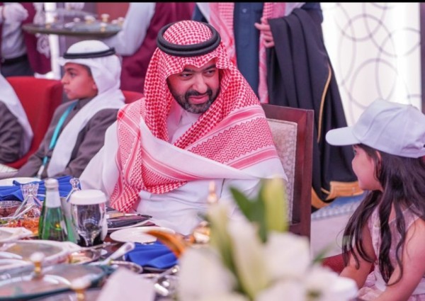 نائب أمير منطقة تبوك يشارك أبناءه الأيتام إفطارهم نائب أمير منطقة تبوك يشارك أبناءه الأيتام إفطارهم
