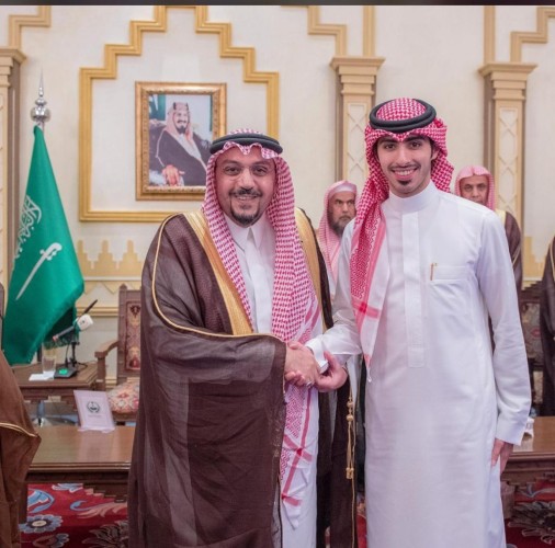 أمير “القصيم” يكرم القلادي ويؤكد على دور الإعلام في المجتمع