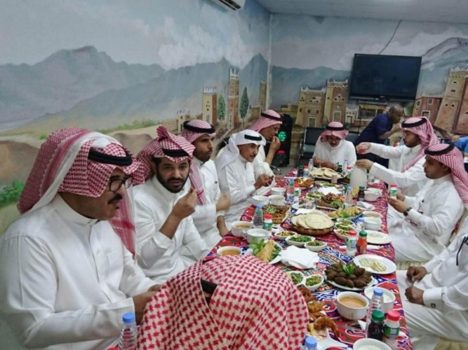 مجمع الأمل بالرياض يقيم إفطارا جماعيا لنزلائه بمشاركة مجموعة من الممثلين السعوديين